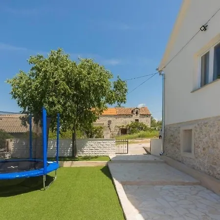 Family Friendly House With A Swimming Pool Vrpolje, Sibenik - 25004 シベニク